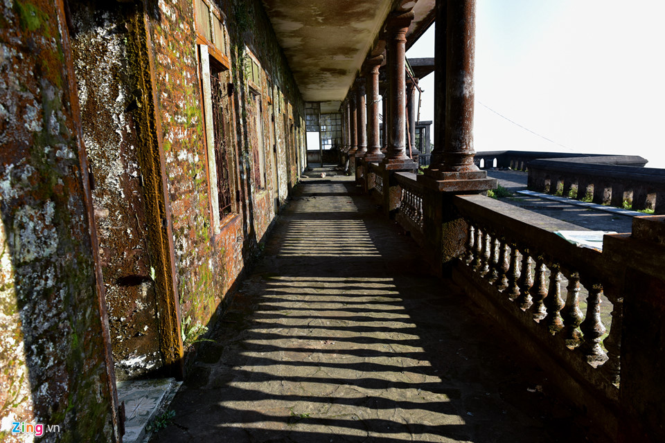 Nhiều nhà nghỉ trên đỉnh Mẫu Sơn bị bỏ hoang